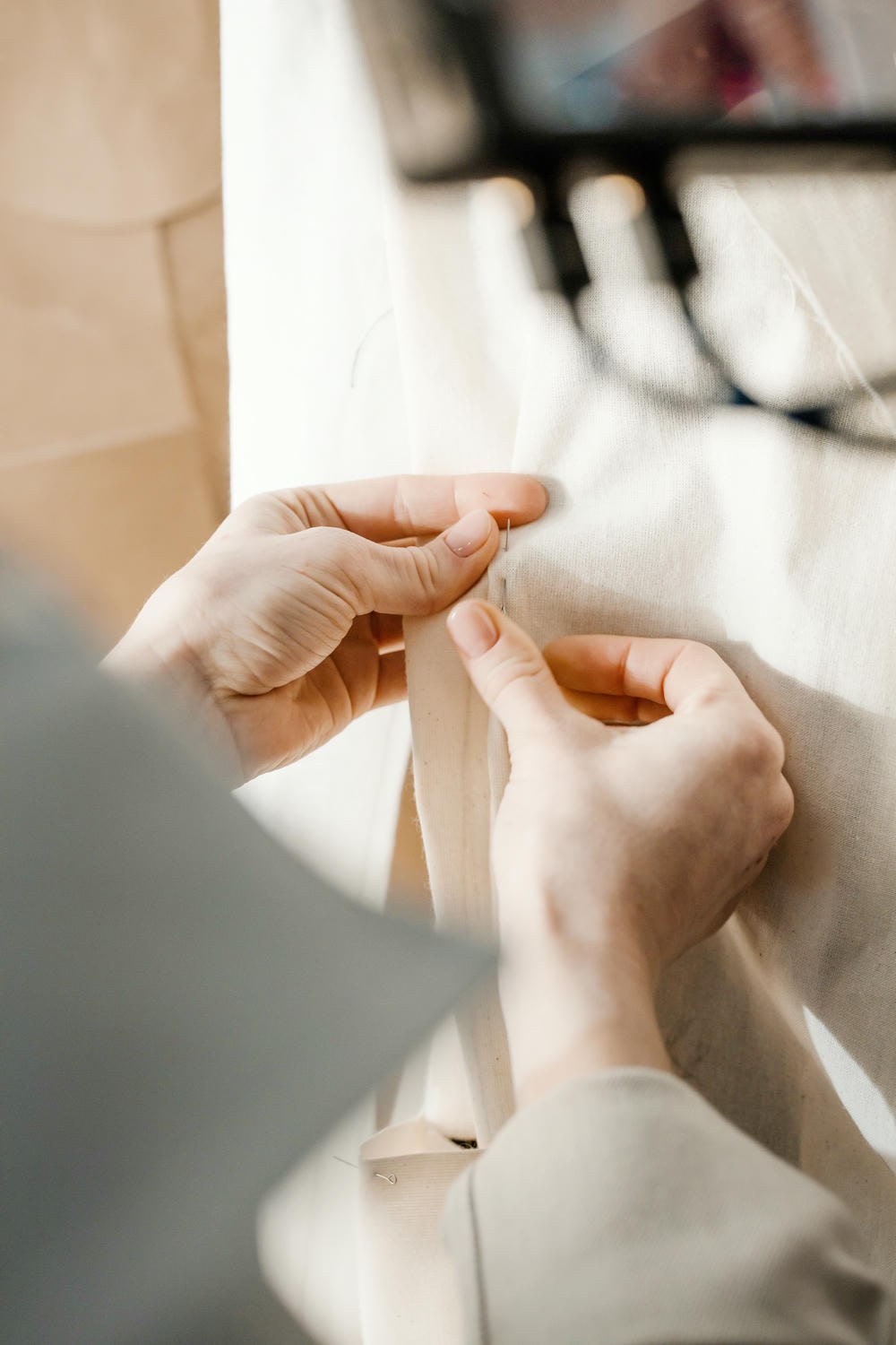 アトリエでの丁寧な服づくりとお手入れ